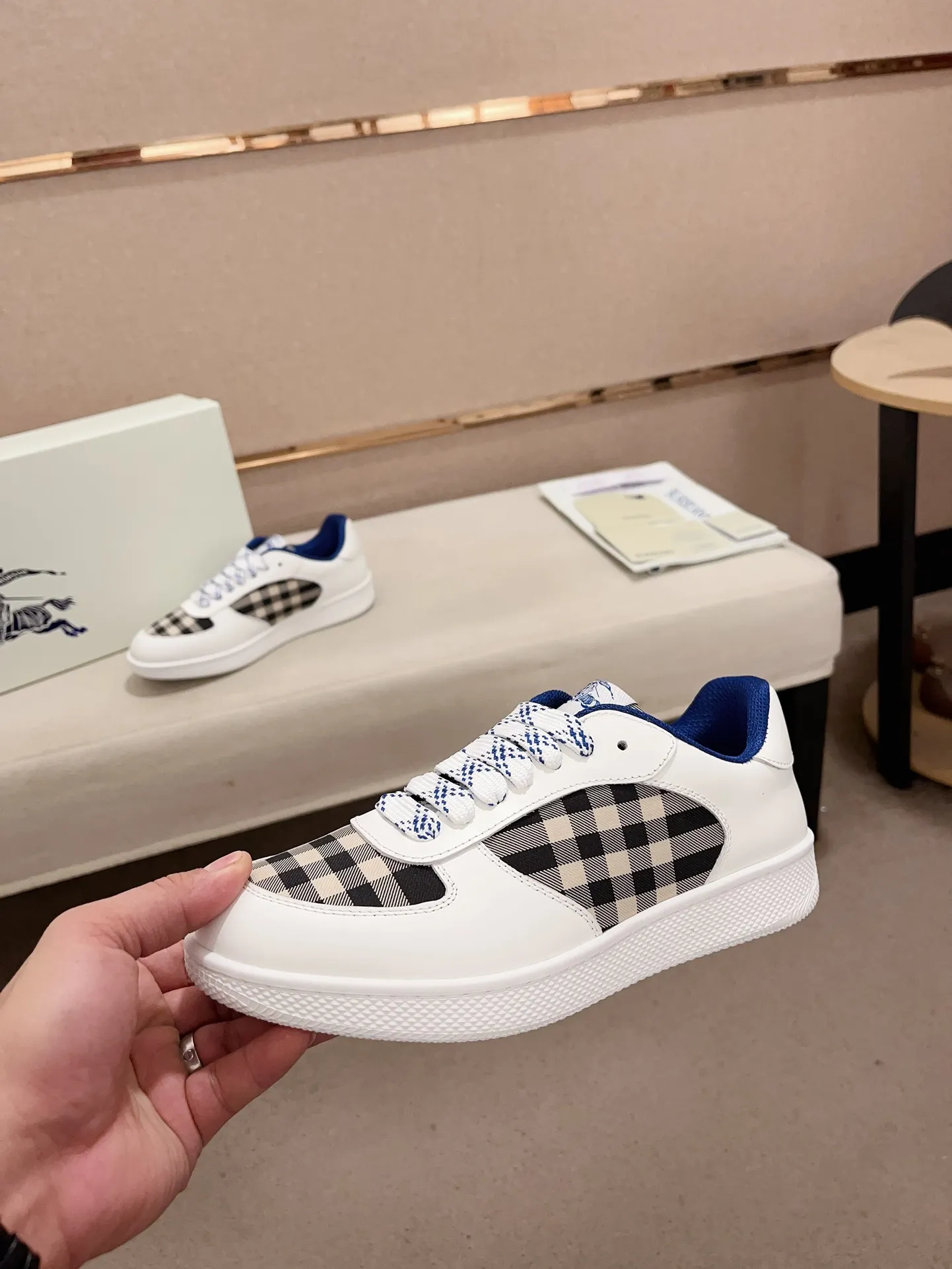 Men's shoes💰: 620💰Top version🥳◾️▫️The new Burberry men's classic low-top sneakers are reinterpreted with Vintage retro plaid cotton material and calfskin, decorated with a new brand logo. First-layer cowhide lining, embossed Burberry logo on the heel, and original TPU outsole! Code number: 38-45. Women's sizes and 46 can be customized.